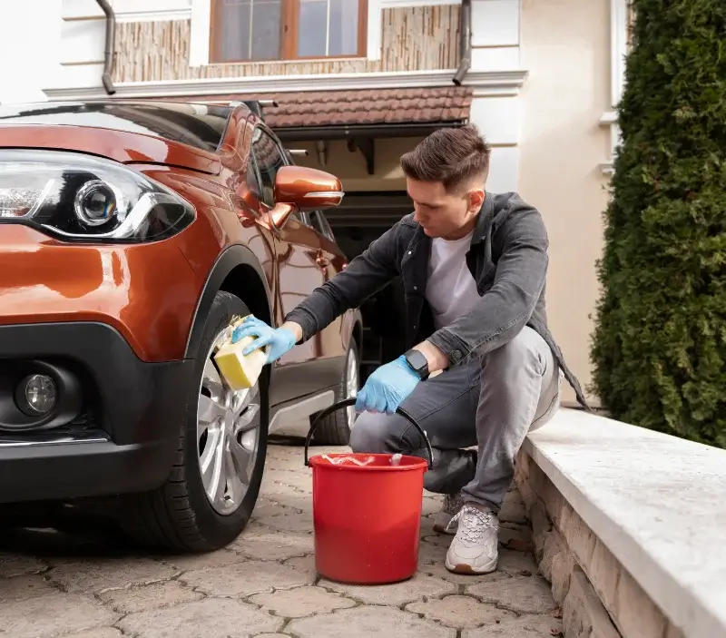 Lavage auto à domicile La Devise : professionnel intervenant sur un véhicule